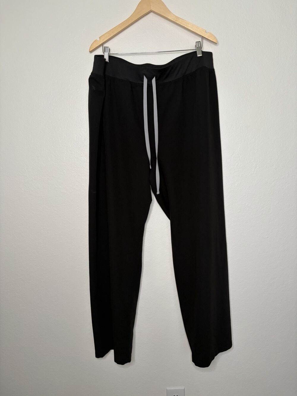 Figs Livingston Straight Leg Scrub Pant in Black Size 4XL